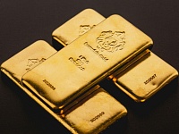 Золото обновило исторический максимум, подорожав до $2384,35